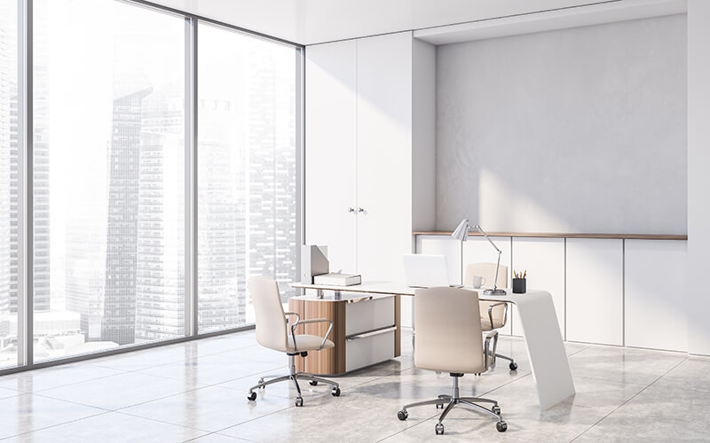 Biała szafa otwierana na tle wyposażonego, nowoczesnego biura