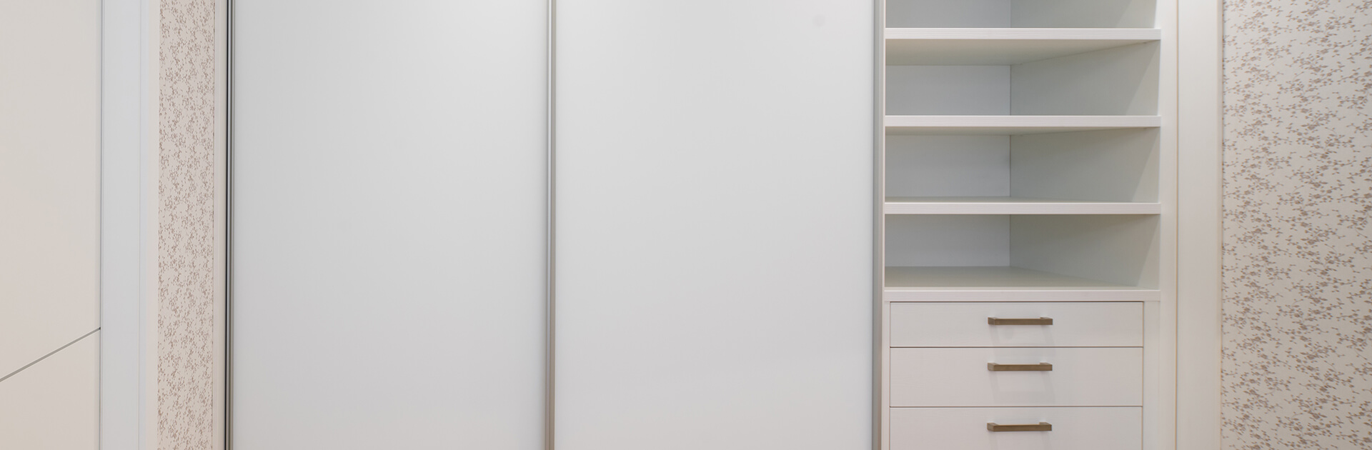 Biała szafa wnękowa z białymi drzwiami przesuwnymi